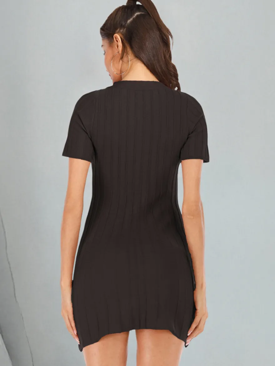 Robe moulante mini en maille boutonnée à col V et manches courtes idéale pour tous les jours.