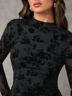 Robe moulante mini à manches longues et dos découpé ornée de fleurs floquées collection 2026