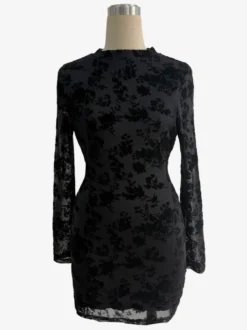 Robe moulante mini à manches longues et dos découpé ornée de fleurs floquées collection 2026