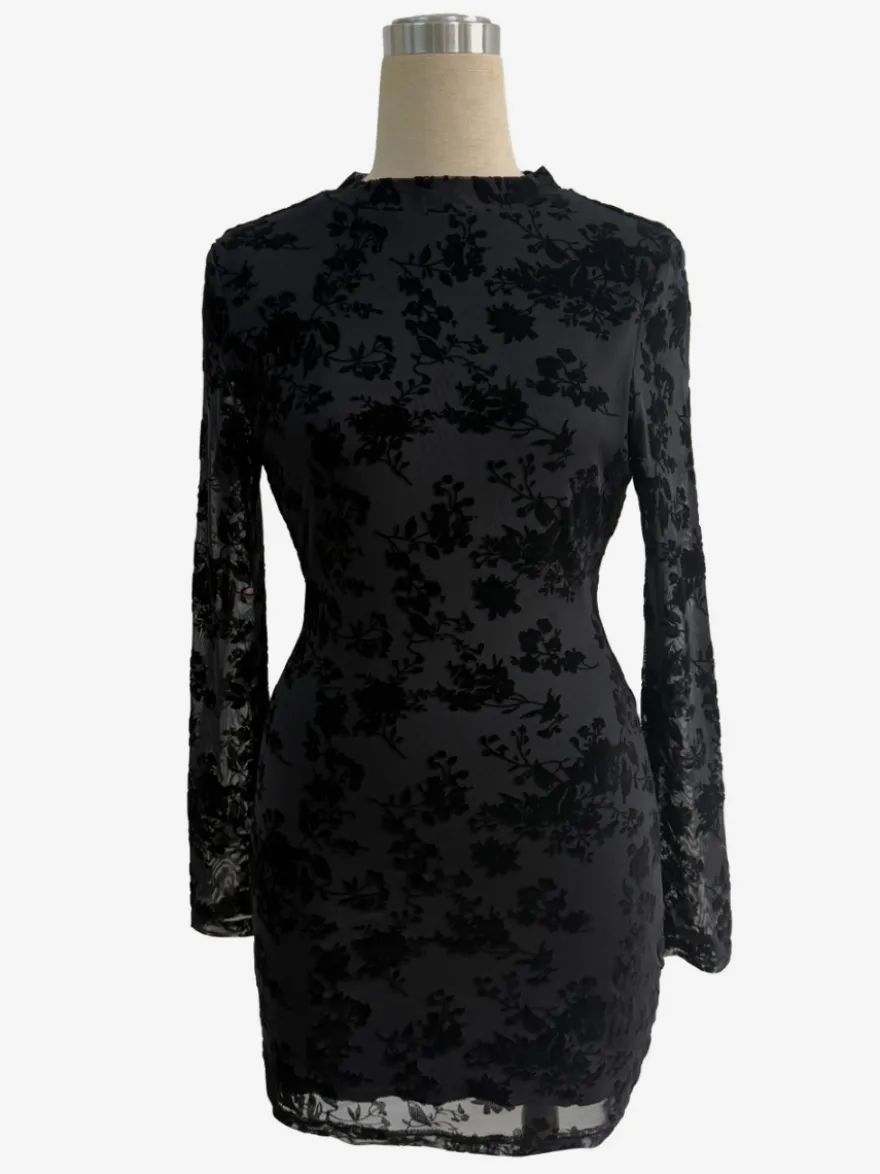 Robe moulante mini à manches longues et dos découpé ornée de fleurs floquées collection 2026