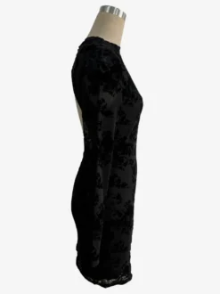Robe moulante mini à manches longues et dos découpé ornée de fleurs floquées collection 2026