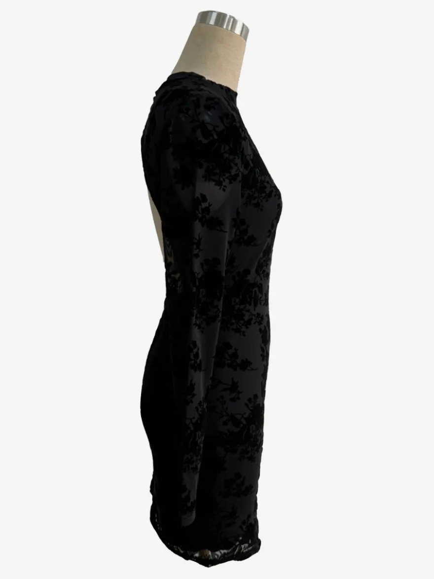 Robe moulante mini à manches longues et dos découpé ornée de fleurs floquées collection 2026