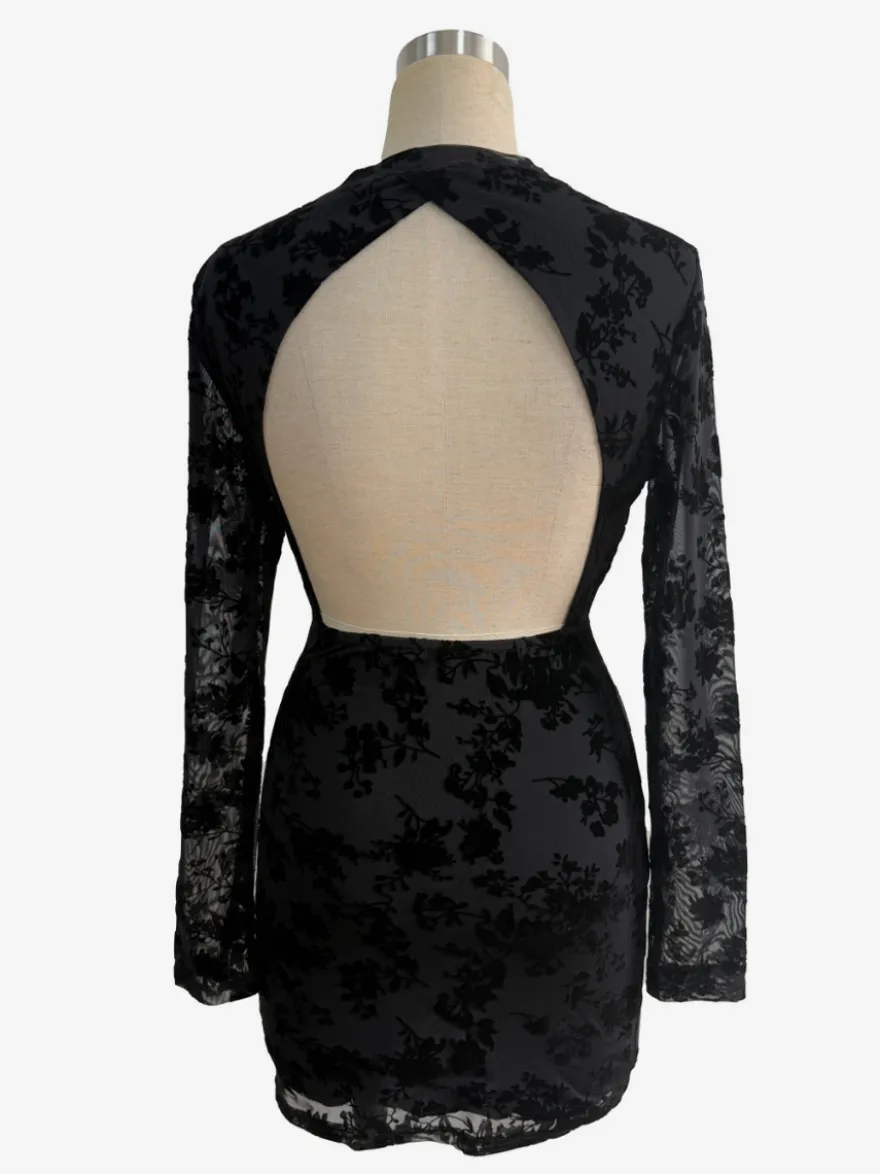 Robe moulante mini à manches longues et dos découpé ornée de fleurs floquées collection 2026