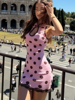 Robe moulante mini sans manches à pois col mandarin et découpes idéale pour tous les jours