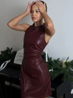 Robe moulante mini sans manches à col montant et dos nu en cuir écologique pour femme 2026