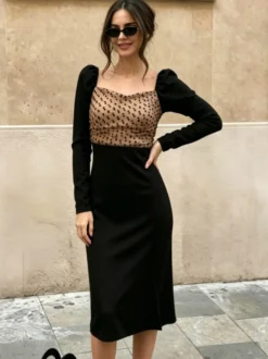 Robe moulante noire à pois en maille col carré et manches bouffantes pour une soirée en amoureux