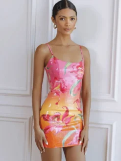 Robe moulante rose sans manches à sequins et bretelles sexy pour une soirée romantique. Robe midi moulante à bretelles fines et décolleté plongeant.