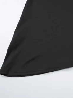 Robe noire chic à manches longues et mini bicolore épaules dénudées idéale pour un rendez-vous galant.