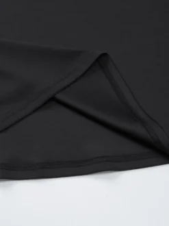 Robe noire chic à manches longues et mini bicolore épaules dénudées idéale pour un rendez-vous galant.