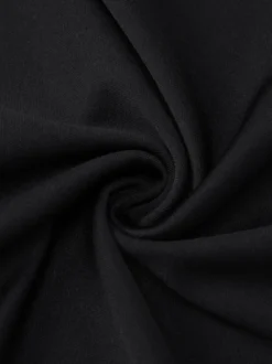 Robe noire chic à manches longues et mini bicolore épaules dénudées idéale pour un rendez-vous galant.