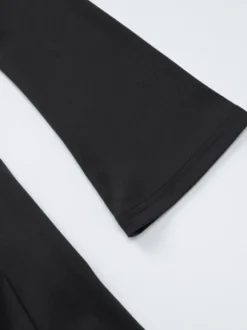 Robe noire chic à manches longues et mini bicolore épaules dénudées idéale pour un rendez-vous galant.