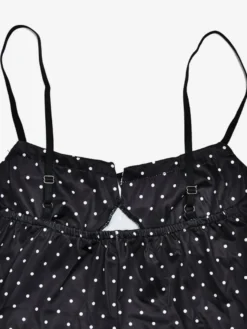 Robe noire cintrée et élégante à pois parfaite pour les sorties décontractées.