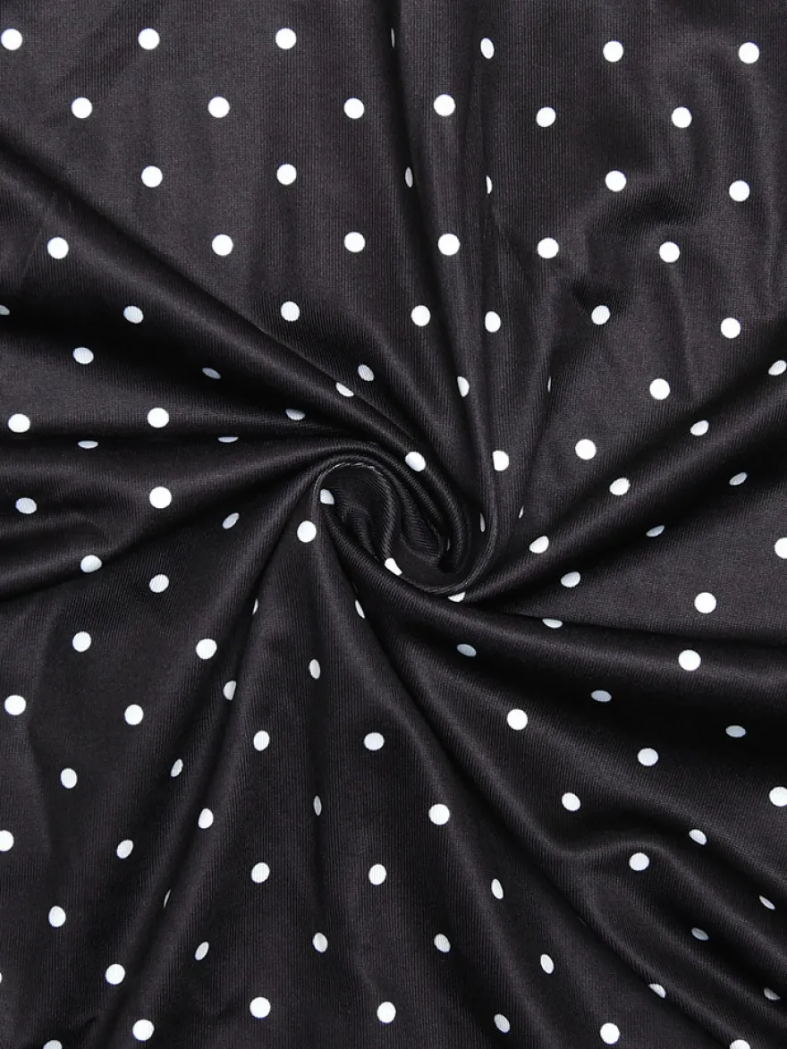 Robe noire cintrée et élégante à pois parfaite pour les sorties décontractées.