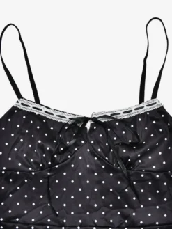 Robe noire cintrée et élégante à pois parfaite pour les sorties décontractées.