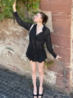 Robe noire décontractée mini plissée à manches longues et col en V pour une soirée en amoureux