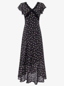 Robe noire de tous les jours en dentelle à manches courtes col montant et taille haute.