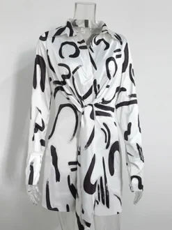 Robe noire élégante à manches longues et coupe asymétrique idéale pour tous les jours.