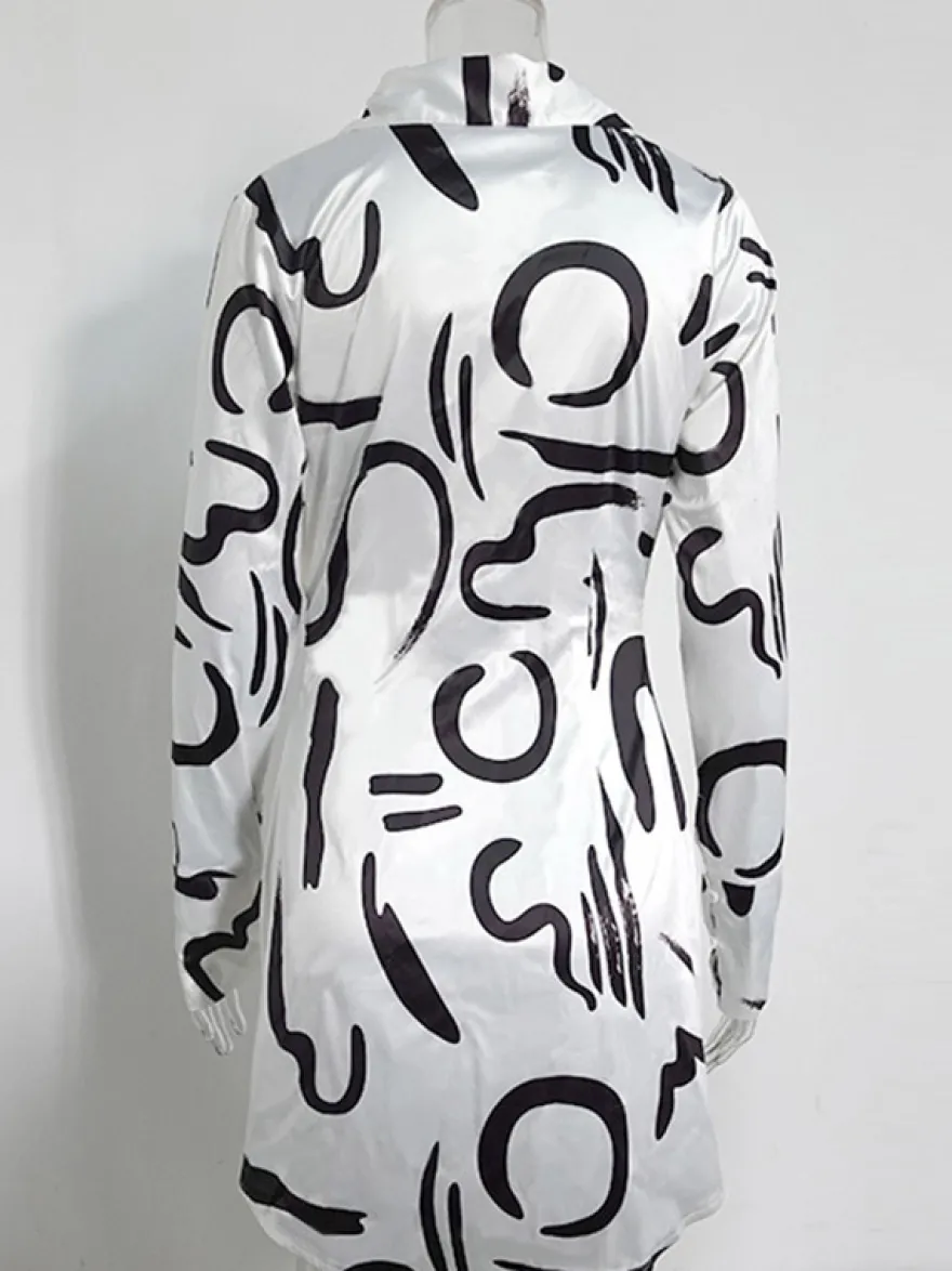Robe noire élégante à manches longues et coupe asymétrique idéale pour tous les jours.