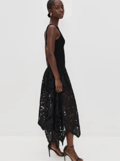 Robe noire sexy midi sans manches à découpe et col rond idéale pour un rendez-vous galant.