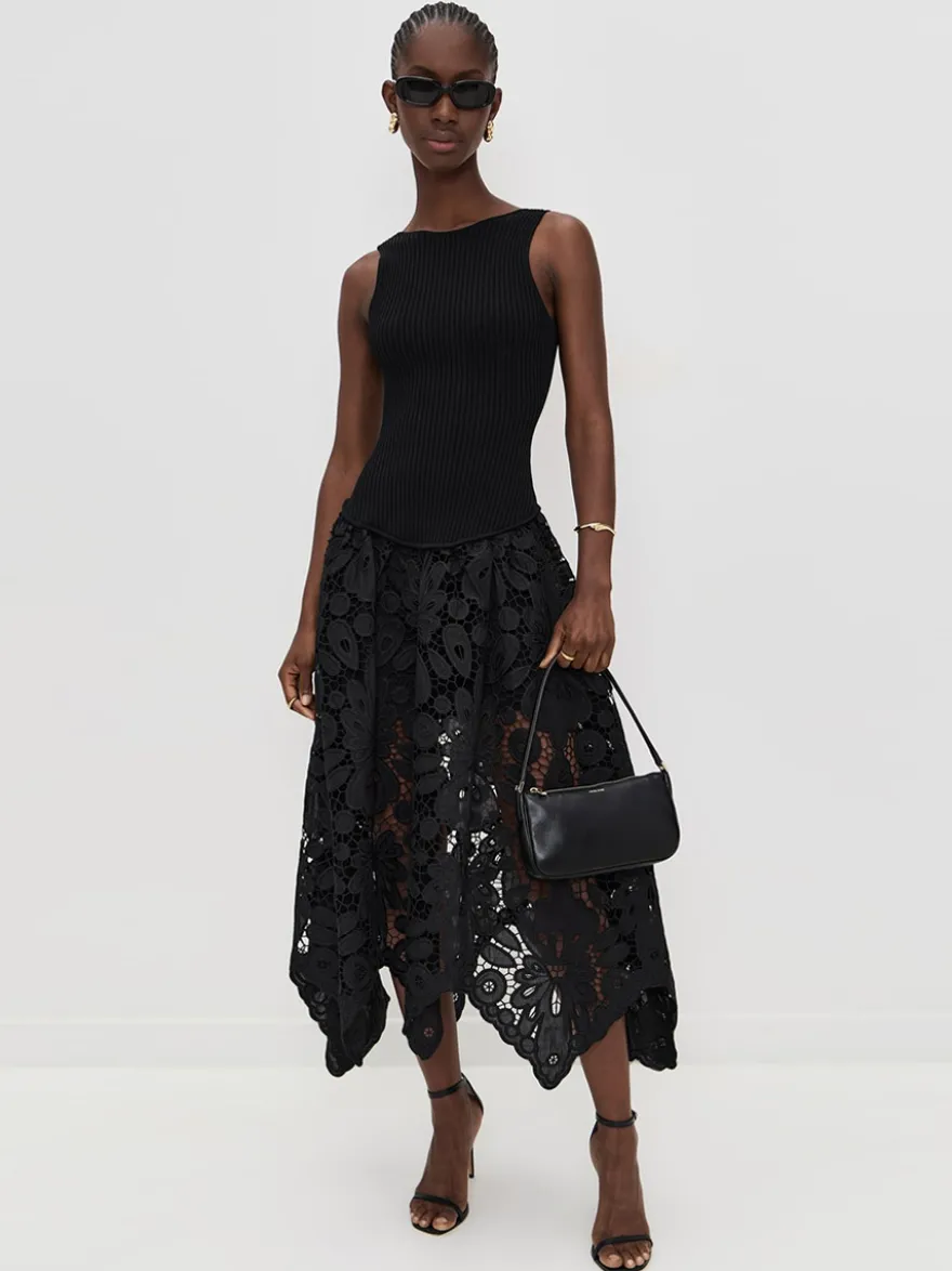 Robe noire sexy midi sans manches à découpe et col rond idéale pour un rendez-vous galant.
