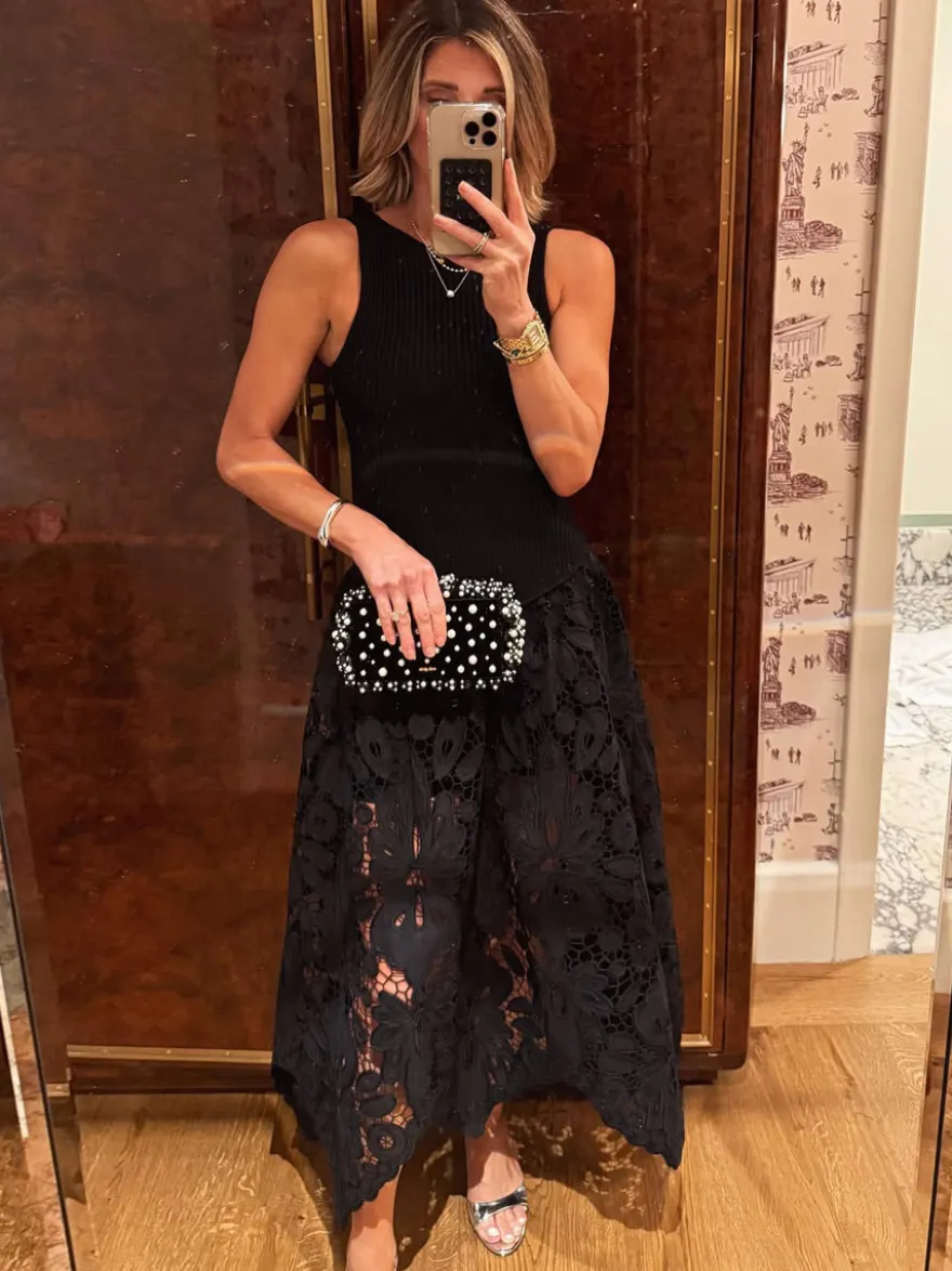 Robe noire sexy midi sans manches à découpe et col rond idéale pour un rendez-vous galant.