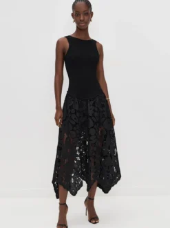 Robe noire sexy midi sans manches à découpe et col rond idéale pour un rendez-vous galant.