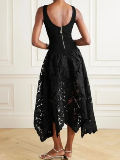 Robe noire sexy midi sans manches à découpe et col rond idéale pour un rendez-vous galant.