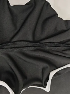 Robe noire sexy mini sans manches à col rond pour une soirée en amoureux