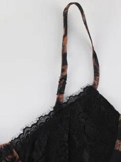 Robe nuisette courte imprimée léopard pour femme - Débardeur en dentelle marron style années 2000 coupe évasée - Idéale pour les soirées d'été en club (édition 2026)