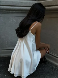 Robe nuisette en satin et dentelle pour femme - Mini-débardeur blanc sexy à bretelles spaghetti et décolleté en V - Idéale pour une soirée d'été 2026