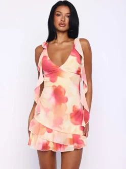 Robe orange chic mini dos nu à volants et fines bretelles à imprimé floral et col en V idéale pour une soirée en amoureux.