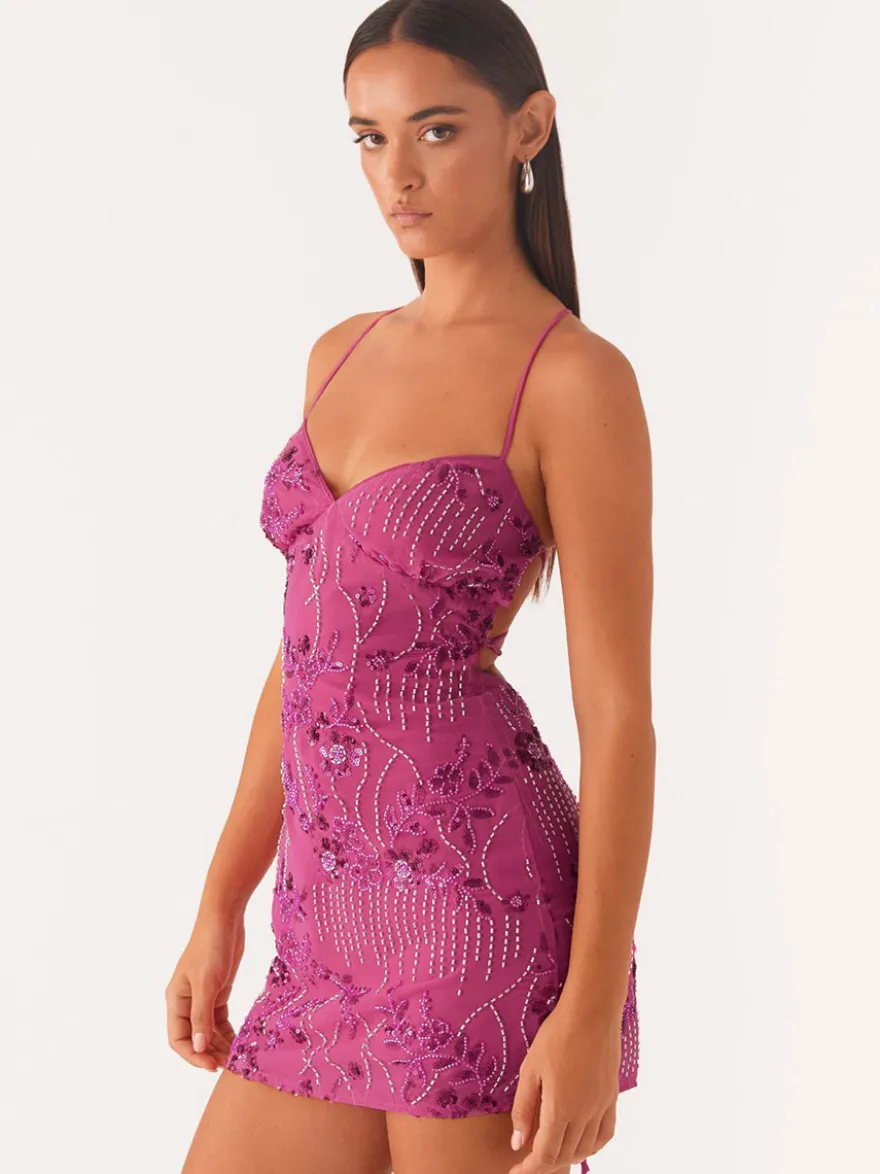Robe orange cintrée et élégante ornée de sequins floraux parfaite pour les fêtes
