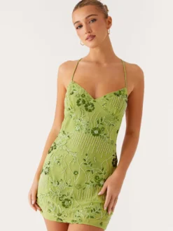 Robe orange cintrée et élégante ornée de sequins floraux parfaite pour les fêtes