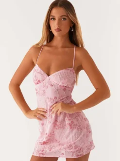 Robe orange cintrée et élégante ornée de sequins floraux parfaite pour les fêtes