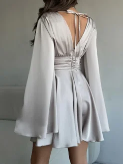 Robe patineuse en satin à col en V profond et manches longues en cloche plissée mini robe trapèze sexy pour femmes 2026