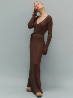 Robe pull maxi moulante à manches longues col en V et coupe ajustée en maille côtelée pour femme 2026