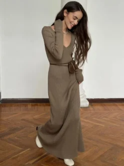 Robe pull maxi moulante à manches longues col en V et coupe ajustée en maille côtelée pour femme 2026