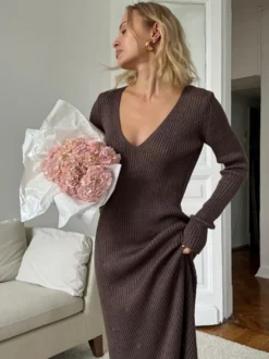 Robe pull maxi moulante à manches longues col en V et coupe ajustée en maille côtelée pour femme 2026