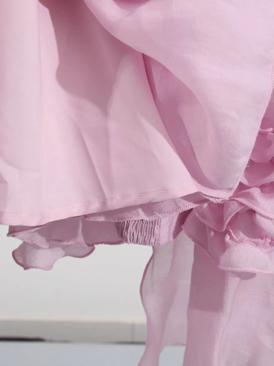 Robe rose cintrée et élégante à volants superposés parfaite pour l'été