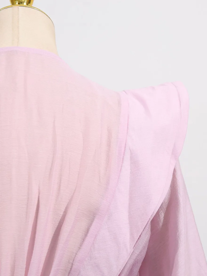 Robe rose cintrée et élégante à volants superposés parfaite pour l'été