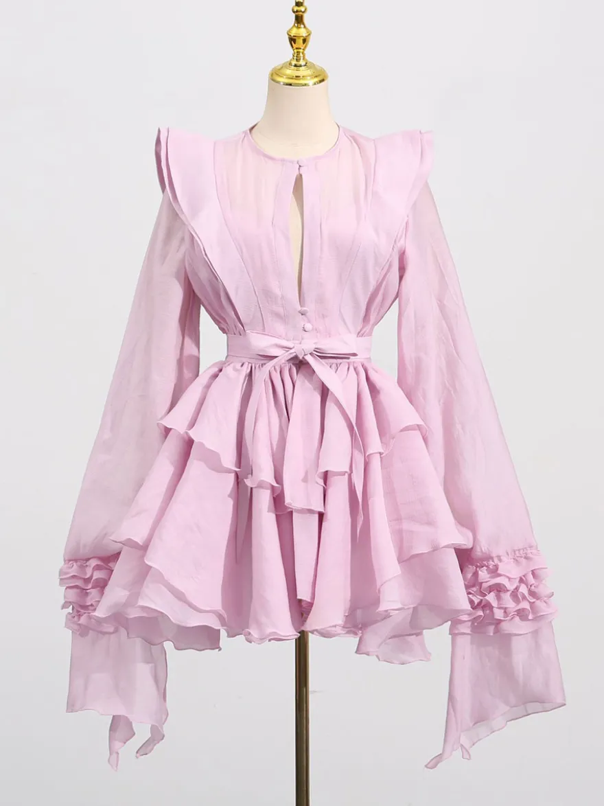 Robe rose cintrée et élégante à volants superposés parfaite pour l'été