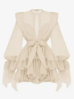 Robe rose cintrée et élégante à volants superposés parfaite pour l'été