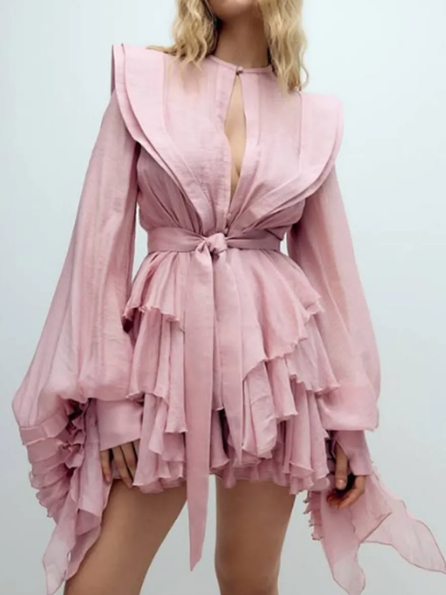 Robe rose cintrée et élégante à volants superposés parfaite pour l'été