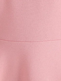 Robe rose élégante et cintrée à jupe trapèze parfaite pour les événements estivaux.