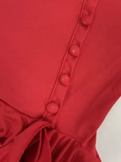 Robe rose élégante à petits boutons volants manches longues col en V et manches évasées idéale pour un rendez-vous galant.