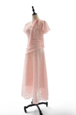 Robe rose élégante à volants fermeture éclair manches courtes col montant et manches pétales idéale pour une soirée romantique.