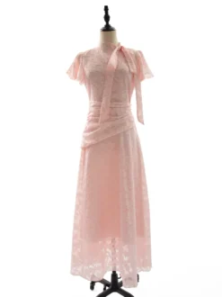 Robe rose élégante à volants fermeture éclair manches courtes col montant et manches pétales idéale pour une soirée romantique.