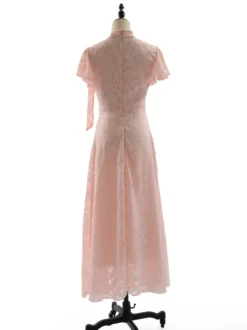 Robe rose élégante à volants fermeture éclair manches courtes col montant et manches pétales idéale pour une soirée romantique.
