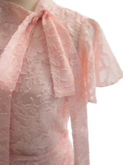 Robe rose élégante à volants fermeture éclair manches courtes col montant et manches pétales idéale pour une soirée romantique.
