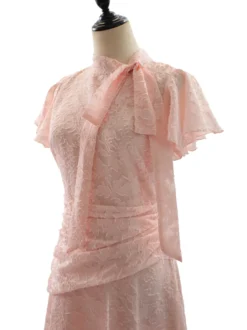 Robe rose élégante à volants fermeture éclair manches courtes col montant et manches pétales idéale pour une soirée romantique.